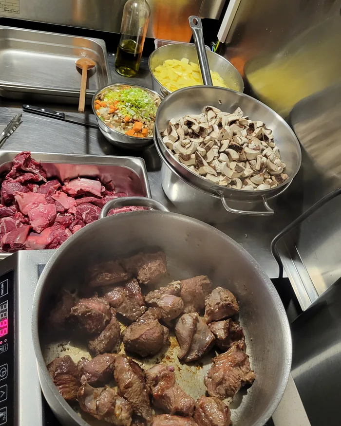 Le chef en cuisine chez Pouët-Pouët