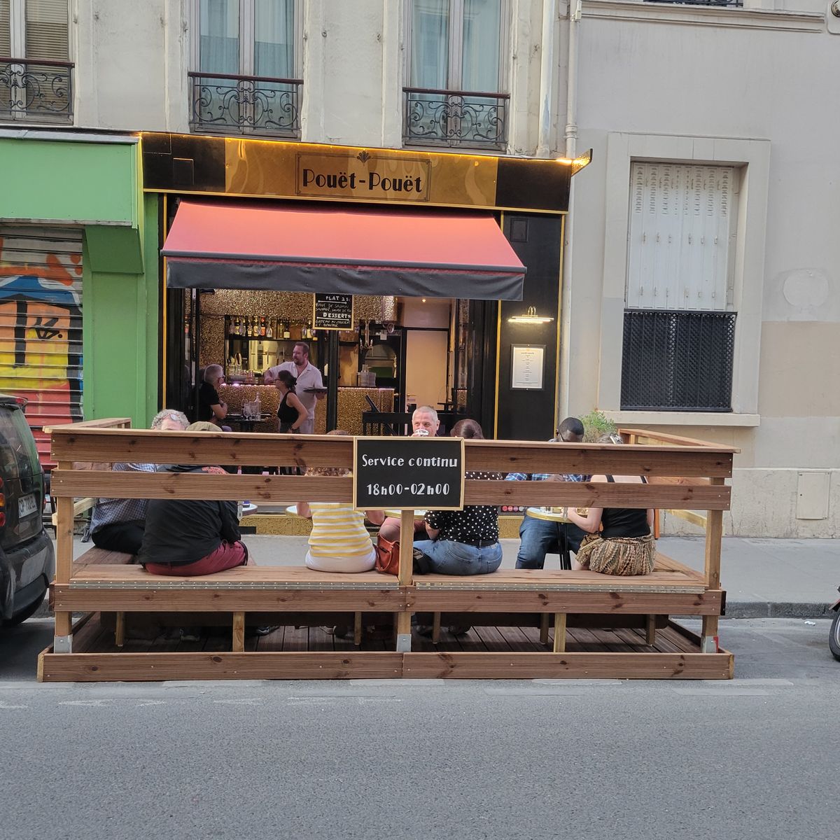 Clients installés sur la terrasse de Pouët-Pouët