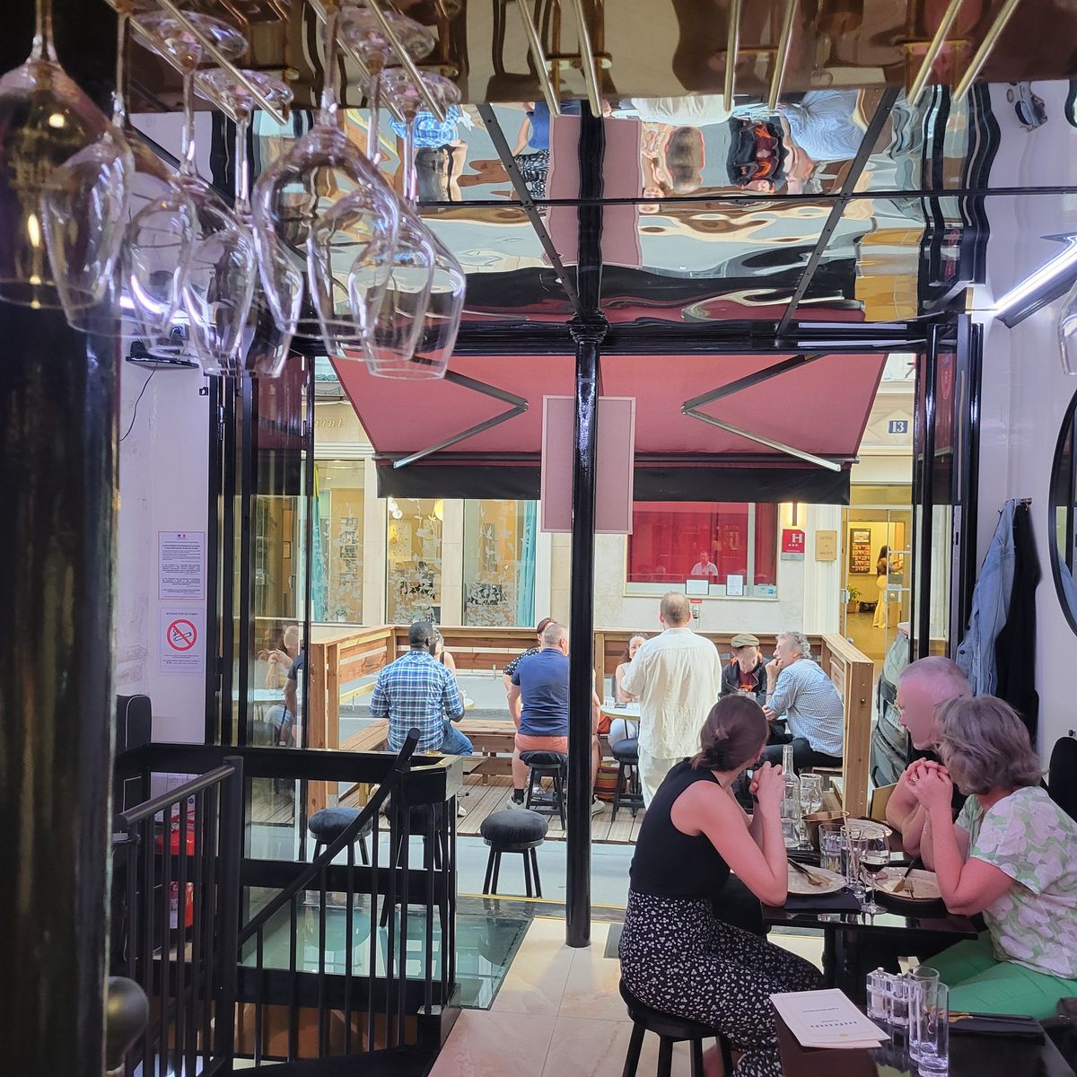 Vue depuis l'intérieur de Pouët-Pouët sur la terrasse et la rue