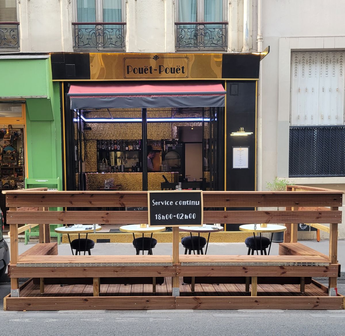 Fa&ccedil;ade et terrasse de Pou&euml;t-Pou&euml;t avec les horaires en service continu